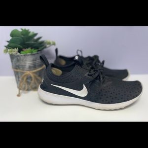 Nike, women’s size 10, black